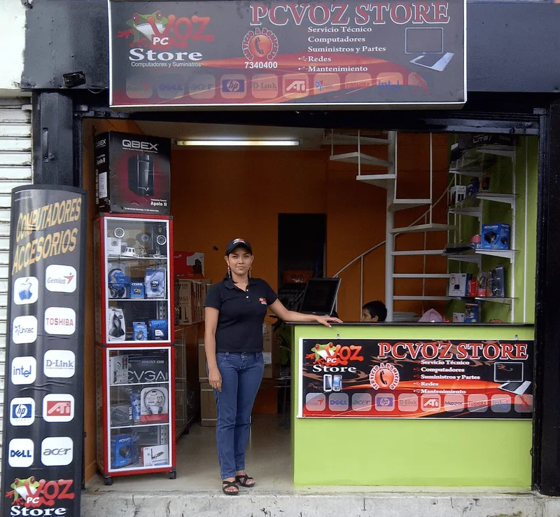 Fachada de Pcvoz Store, con la vitrina de computadores y accesorios
